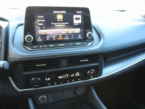 Used 2023 Nissan Rogue SV image 6