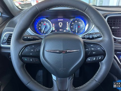 Used 2025 Chrysler Pacifica Limited image 27