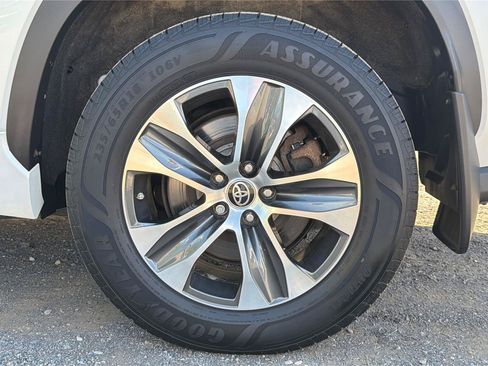 Used 2022 Toyota Highlander XLE AWD/4WD image 29