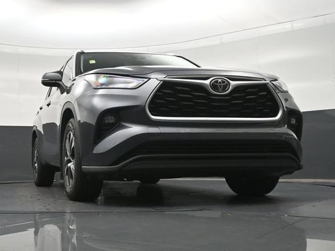 Used 2021 Toyota Highlander XLE AWD/4WD image 29