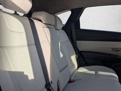 Used 2025 Hyundai Tucson SE image 18