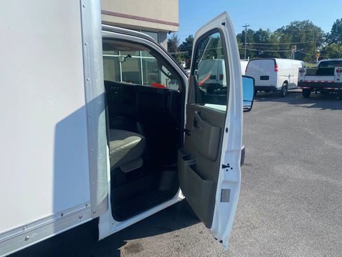 Used 2017 Chevrolet Express 4500 Extended RWD image 14