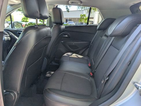 Used 2019 Chevrolet Trax LT w/ LT Convenience Package FWD image 18
