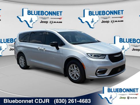New 2026 Chrysler Pacifica Select FWD image 3