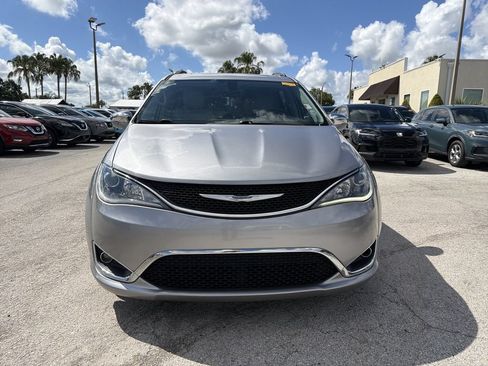Used 2017 Chrysler Pacifica Limited w/ UConnect Theater Package FWD image 7