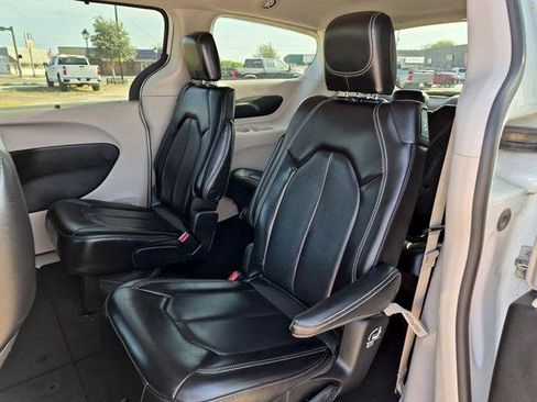 Used 2023 Chrysler Pacifica Touring-L FWD image 23