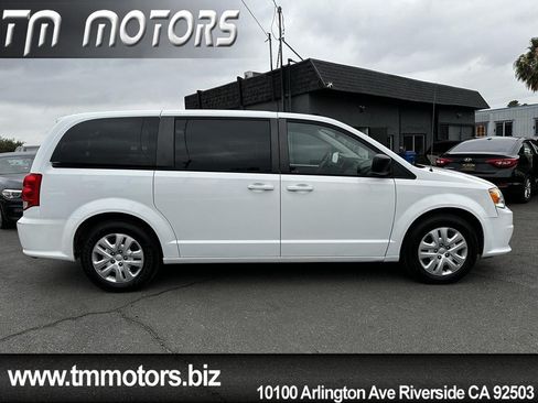 Used 2018 Dodge Grand Caravan SE FWD image 19