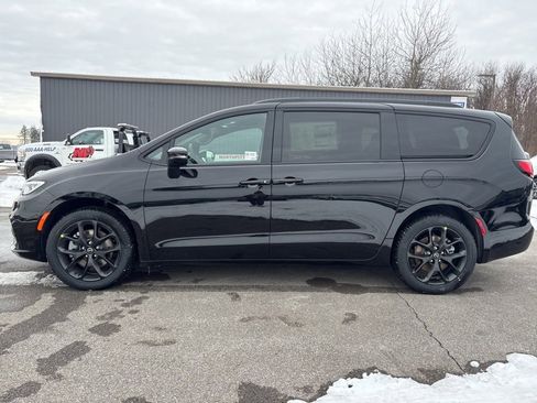 New 2026 Chrysler Pacifica Select w/ S Appearance Package image 6