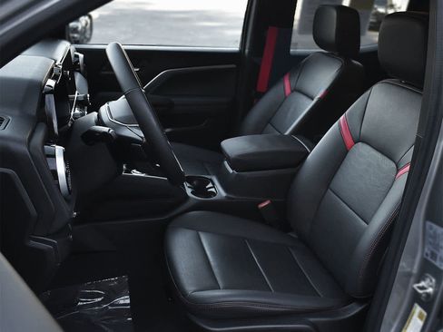 Used 2024 Chevrolet Colorado Z71 w/ Z71 Convenience Package 2 image 9