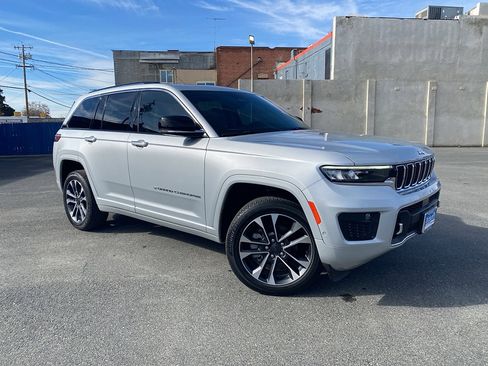 Used 2022 Jeep Grand Cherokee Overland RWD image 1