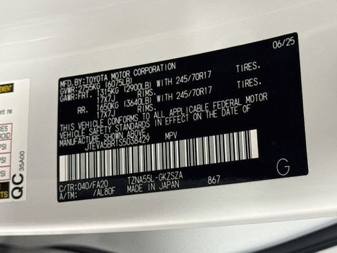 Certified 2025 Toyota 4Runner SR5 AWD/4WD image 32