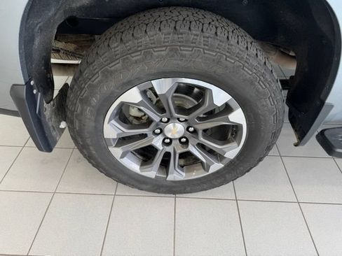 Certified 2025 Chevrolet Silverado 1500 High Country AWD/4WD image 39
