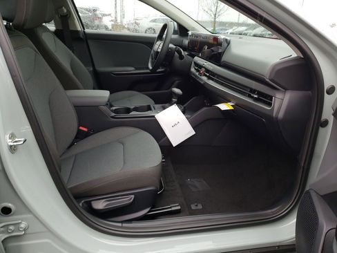 New 2025 Kia K4 LXS image 17