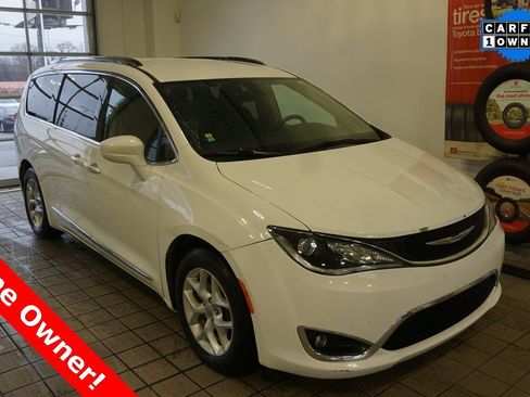 Used 2018 Chrysler Pacifica Touring-L w/ Tire & Wheel Group image 1