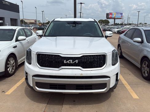 Used 2024 Kia Telluride EX w/ EX Captain's Chair Package FWD image 2
