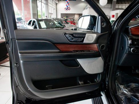 Used 2019 Lincoln Navigator L Reserve w/ Cargo Package AWD/4WD image 17