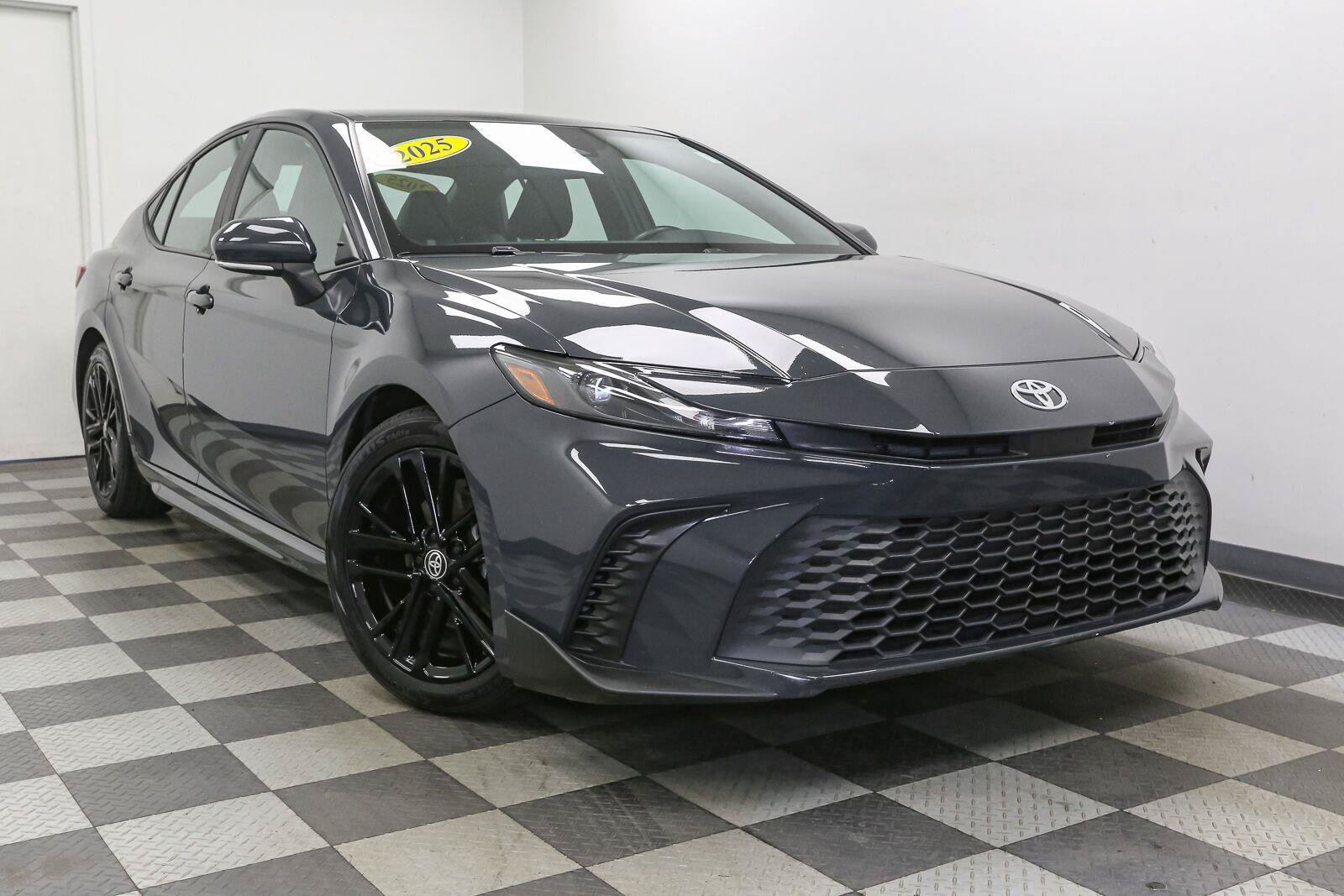 Used 2025 Toyota Camry SE FWD image 2