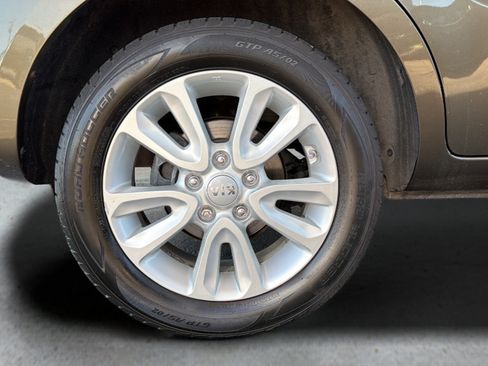 Used 2013 Kia Soul + w/ Audio Pkg FWD image 22