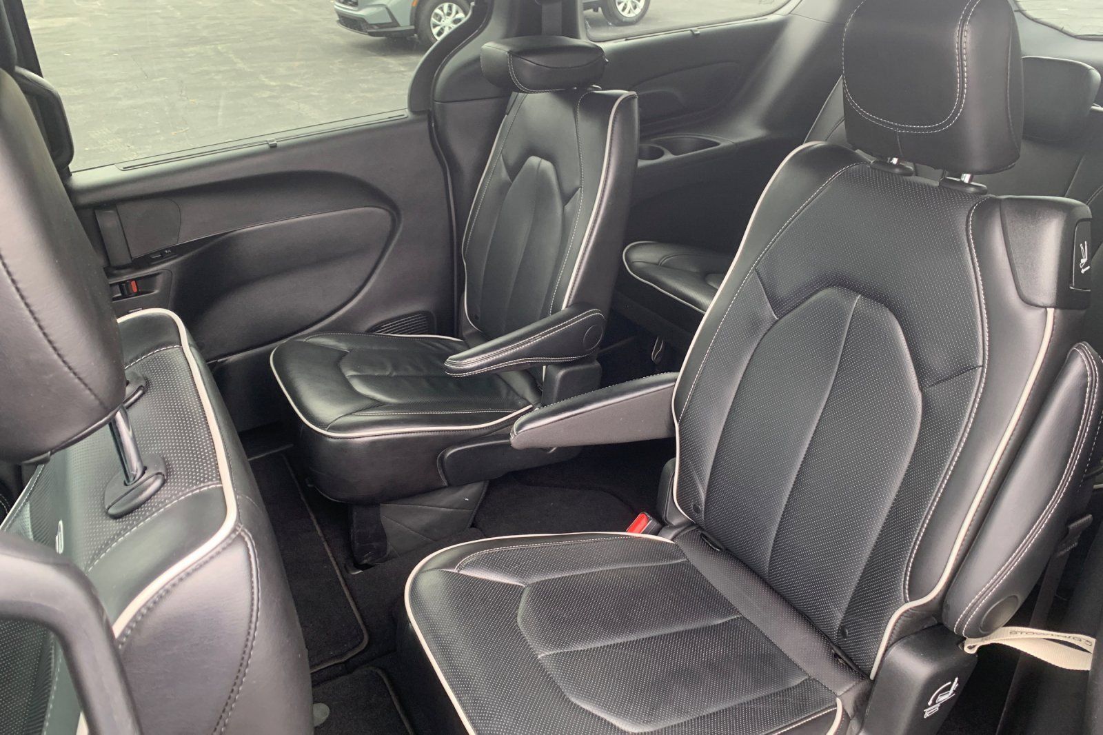 Used 2025 Chrysler Pacifica Limited FWD image 15