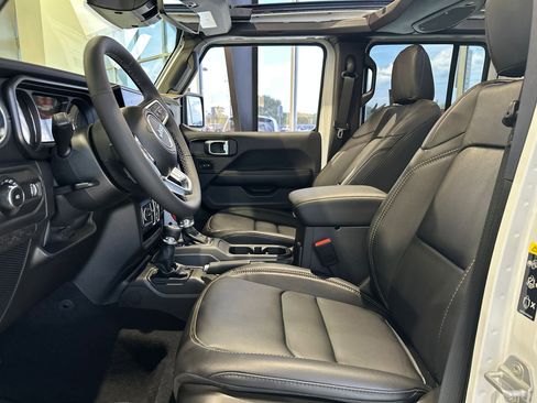 New 2025 Jeep Wrangler Unlimited Sahara AWD/4WD image 9