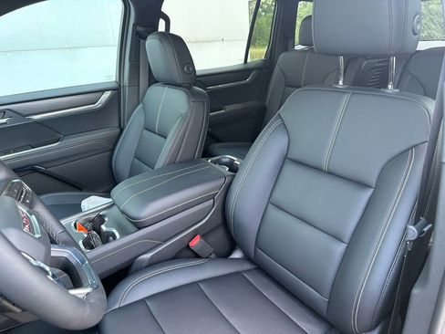 Used 2026 GMC Acadia Elevation w/ Elevation Premium Package FWD image 9