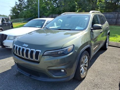 Used 2019 Jeep Cherokee Latitude w/ Cold Weather Group FWD image 3