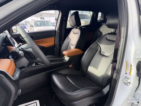 Used 2025 Jeep Compass Limited image 31