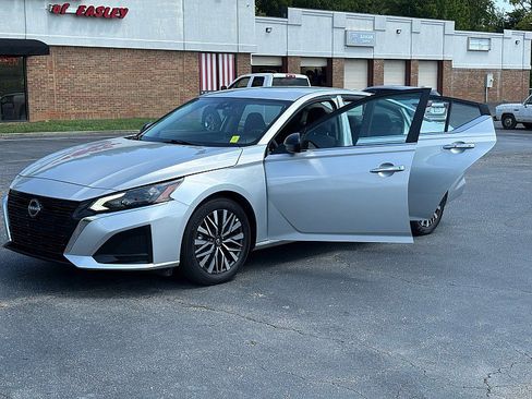 Used 2025 Nissan Altima 2.5 SV FWD image 7