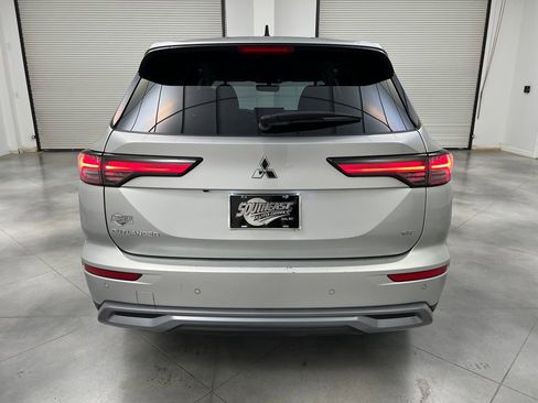 Used 2025 Mitsubishi Outlander SE FWD image 6