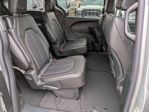 New 2026 Chrysler Pacifica Select image 32