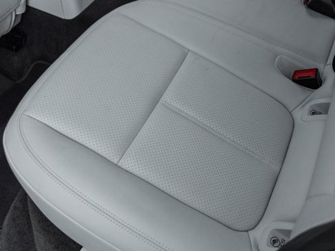 Certified 2023 Porsche Macan image 34