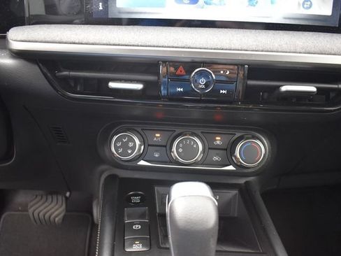 Used 2025 Nissan Kicks SV AWD/4WD image 19