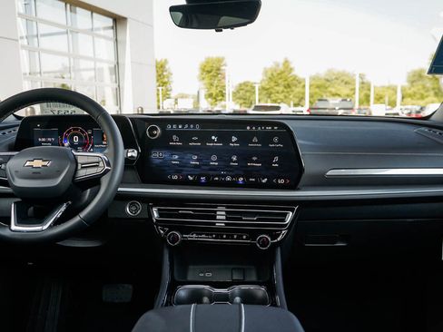 New 2026 Chevrolet Traverse LT w/ Sun and Wheel Package AWD/4WD image 17