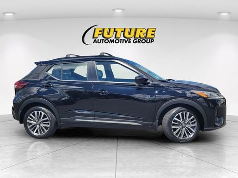 Used 2024 Nissan Kicks SR w/ SR Premium Package FWD image 3