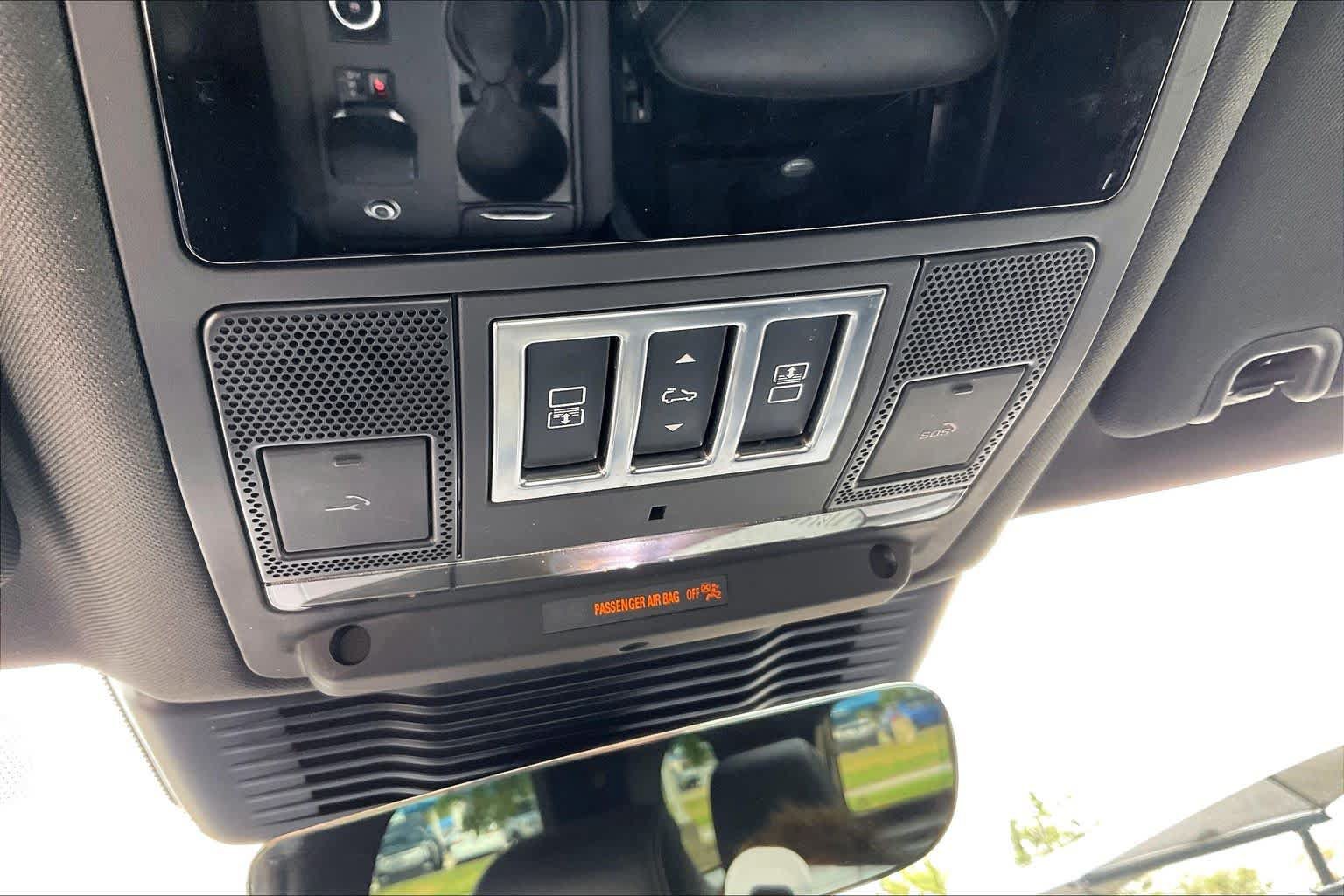 Used 2025 Land Rover Discovery S AWD/4WD image 31