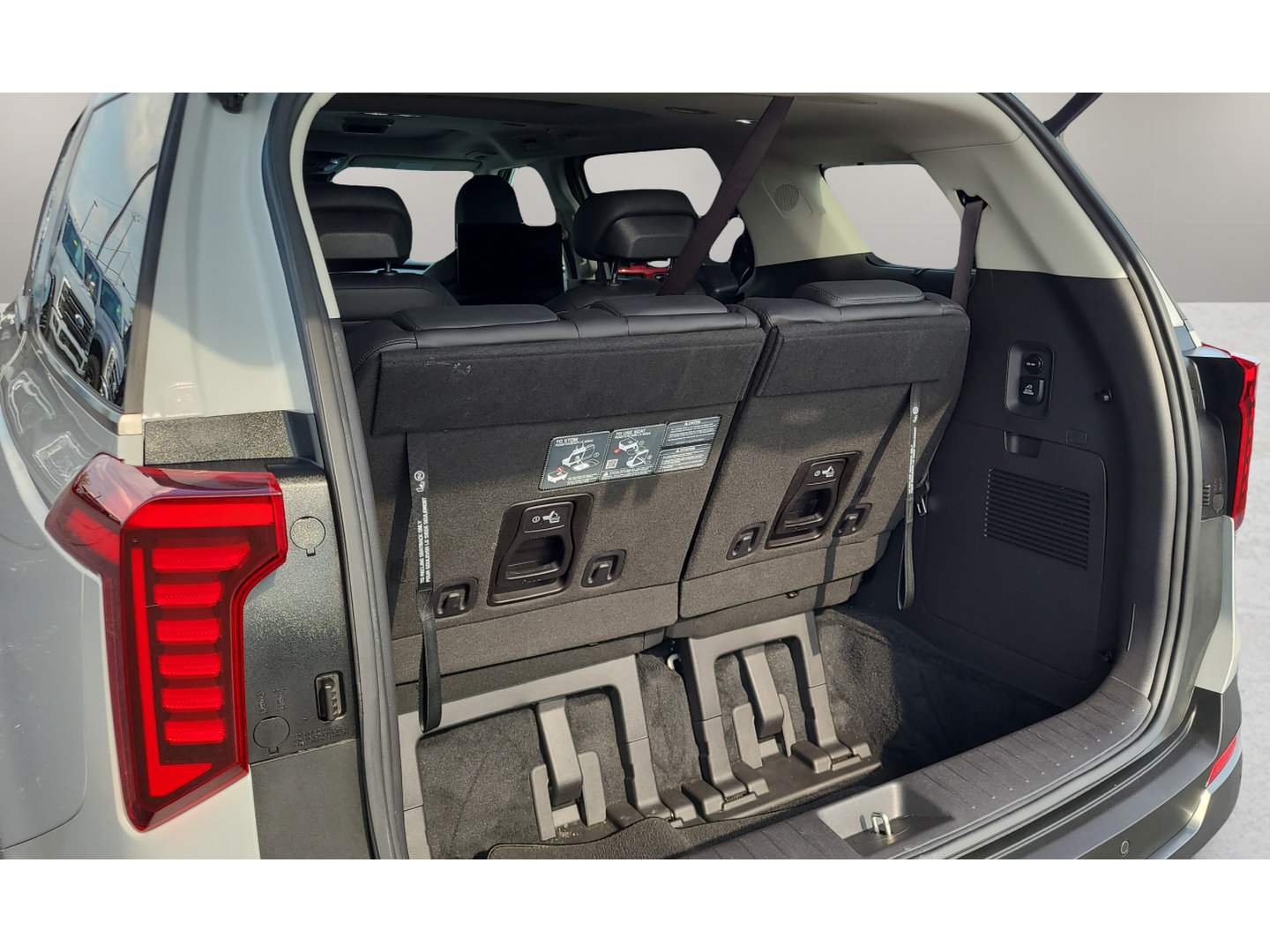 Used 2025 Kia Carnival SX Prestige FWD image 29