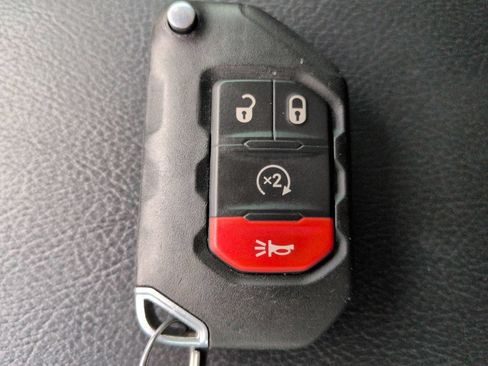 Used 2018 Jeep Wrangler Unlimited Sahara AWD/4WD image 30