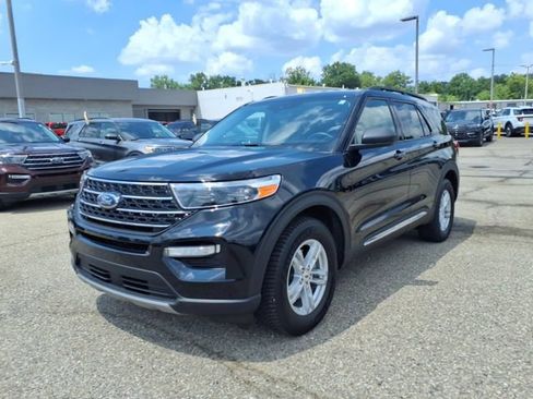 Certified 2021 Ford Explorer XLT w/ Equipment Group 202A AWD/4WD image 3