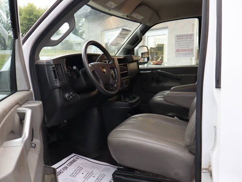 Used 2017 Chevrolet Express 2500 RWD image 9