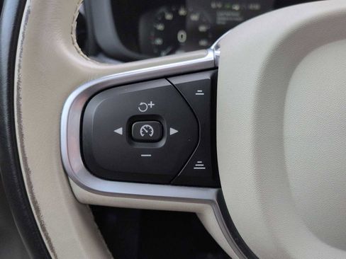 Used 2020 Volvo XC60 T5 Momentum image 25