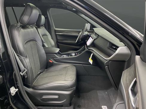 New 2026 Jeep Grand Cherokee Altitude AWD/4WD image 33