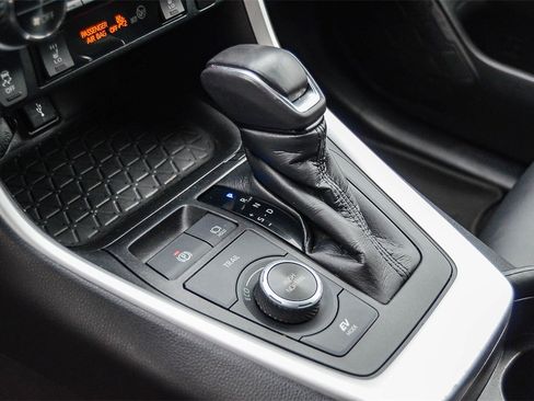 Used 2021 Toyota RAV4 XLE Premium image 20