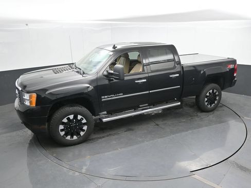 Used 2011 GMC Sierra 2500 Denali w/ Suspension Package, Off-Road AWD/4WD image 25