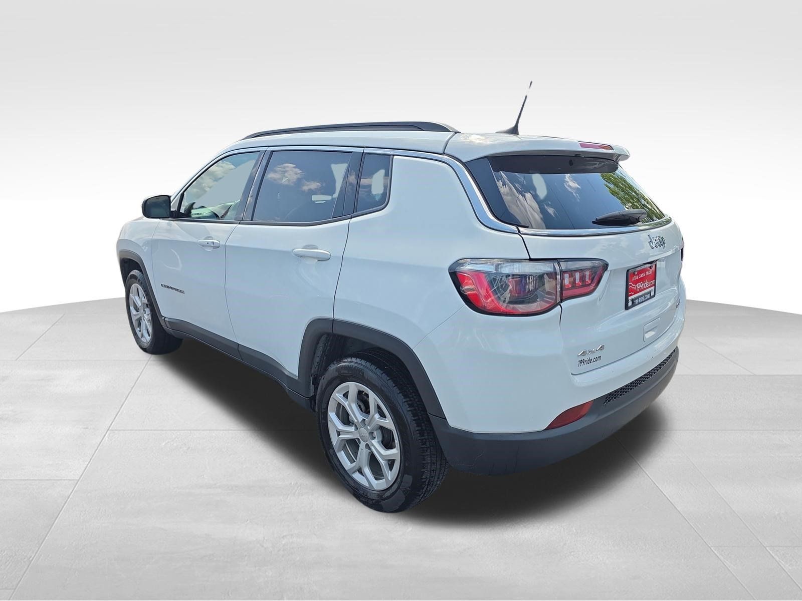 Used 2024 Jeep Compass Latitude AWD/4WD image 4