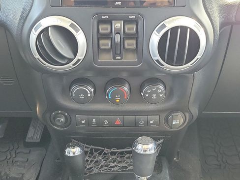 Used 2014 Jeep Wrangler Unlimited Rubicon w/ Connectivity Group AWD/4WD image 14