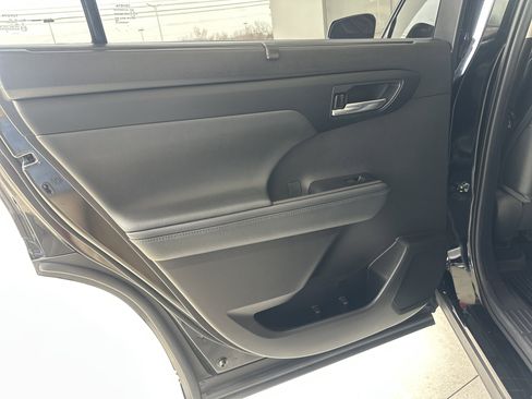 Used 2021 Toyota Highlander XLE image 20