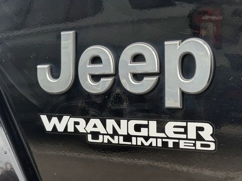Used 2019 Jeep Wrangler Unlimited Sahara AWD/4WD image 9