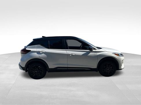 Used 2023 Nissan Kicks SR w/ SR Premium Package FWD image 4