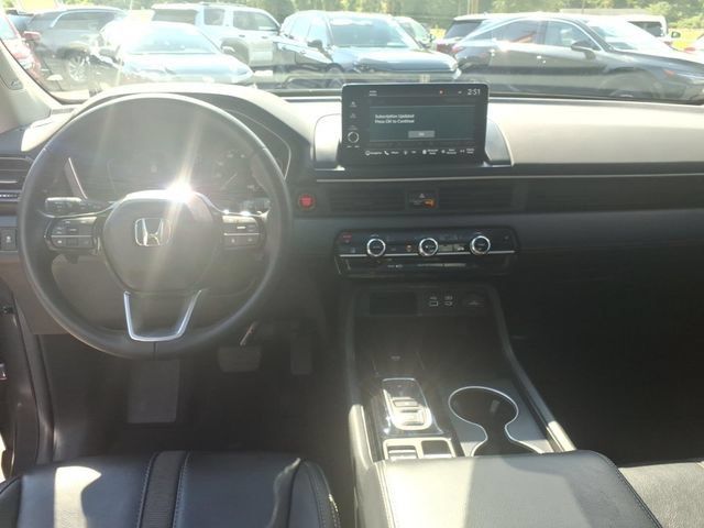 Used 2025 Honda Pilot Touring image 10