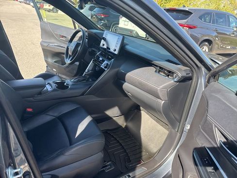 Used 2022 Toyota Venza XLE image 13